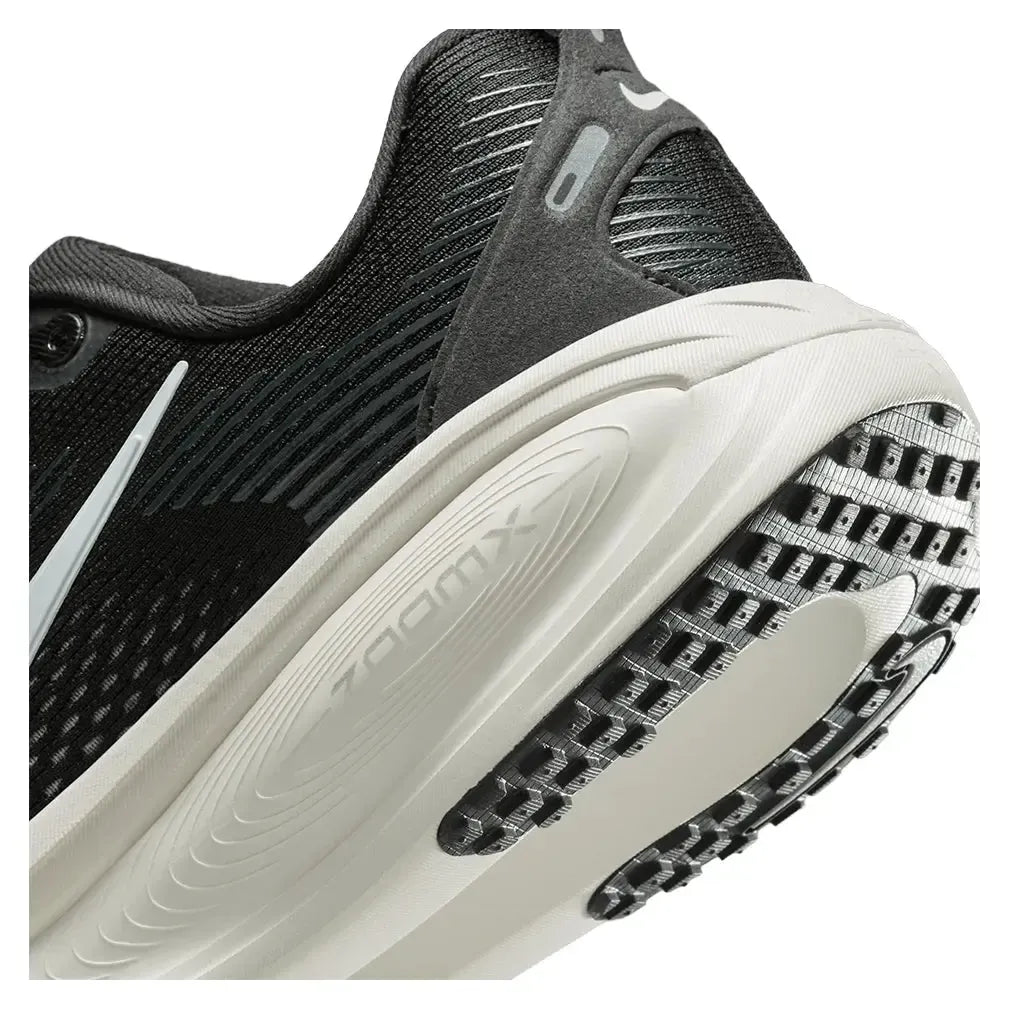 Women's Vomero 18 Running Shoes Black and Summit White